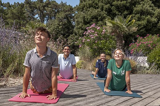 Yoga les buiten voor volwassenen op camping CLICOCHIC Chouans in SAINT HILAIRE DE RIEZ (85).