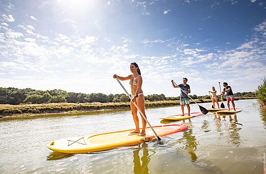 Stand-up paddle op de rivier bij camping CLICOCHIC Chouans in Saint Hilaire de Riez.