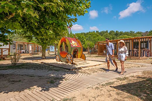 Originele speeltuin en stacaravans op camping CLICOCHIC Chouans in SAINT HILAIRE DE RIEZ