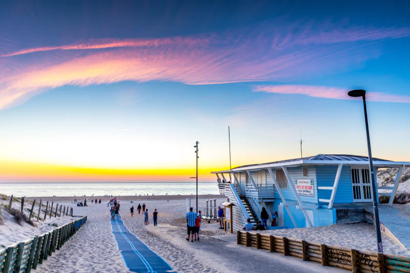 Reddingspost op het strand van Moliets-Plage bij zonsondergang.