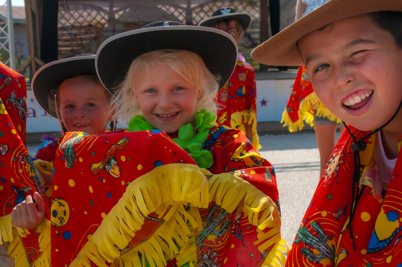 Kinderanimatie verkleed op camping VAGUES OCEANES Les Cigales in Moliets-Plage (40).