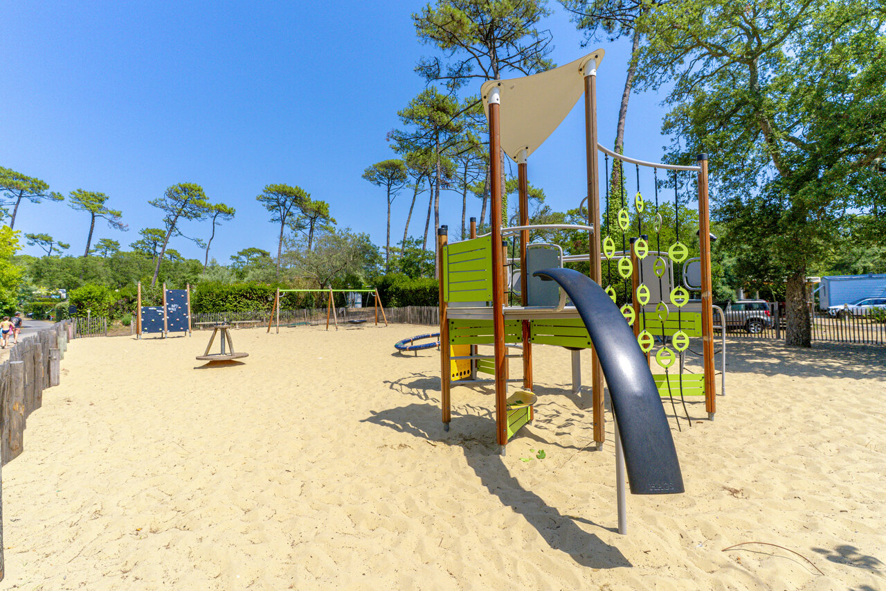 Grote speeltuin voor kinderen op camping VAGUES OCEANES Les Cigales in Moliets-Plage (40).