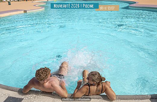 Modern zwembad met gasten op camping VAGUES OCEANES Les Cigales, Moliets-Plage.
