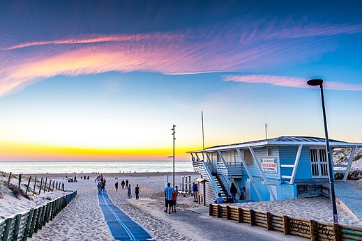 Reddingspost op het strand van Moliets-Plage bij zonsondergang.