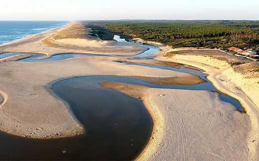 Zandstrand, oceaan en rivier op camping VAGUES OCEANES Les Cigales in Moliets-Plage.
