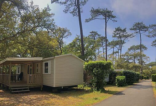 Stacaravan met houten terras op camping VAGUES OCEANES Les Cigales.