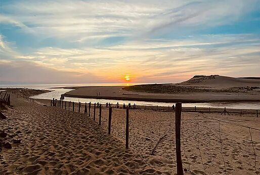 Strand, rivier en zonsondergang op camping VAGUES OCEANES Les Cigales in Moliets-Plage (40).