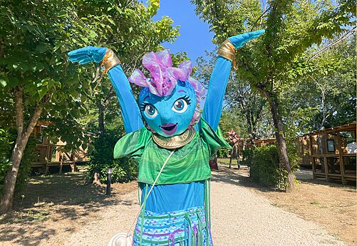 Lachende animatiemascotte op camping VAGUES OCEANES Les Cigales in Moliets-Plage.