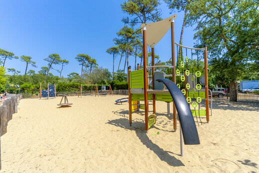 Grote speeltuin voor kinderen op camping VAGUES OCEANES Les Cigales in Moliets-Plage (40).