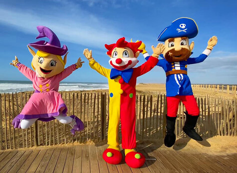 Vrolijke mascottes (elf, clown, piraat) springen op het strand bij camping VAGUES OCEANES Les Cigales in Moliets-Plage (40).