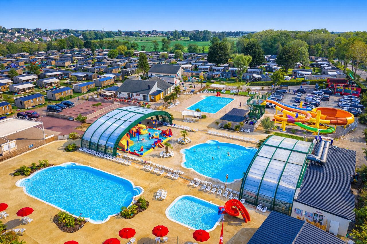 Waterpark, buiten- en overdekte zwembaden op camping CAPFUN Citadelle de Loustic in Hermanville sur Mer.
