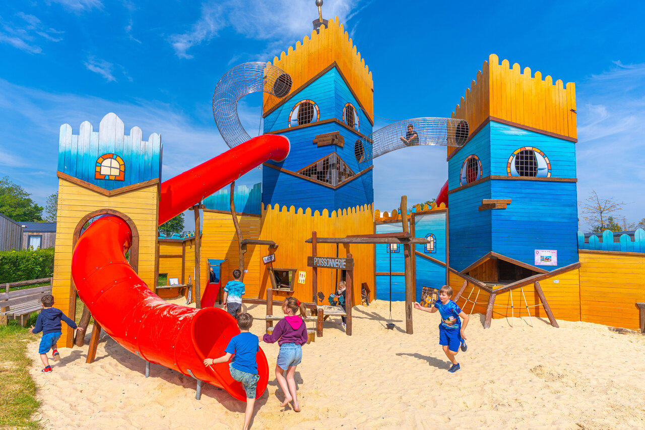 Kasteel speeltuin, glijbaan, kinderen op camping CAPFUN Citadelle de Loustic.