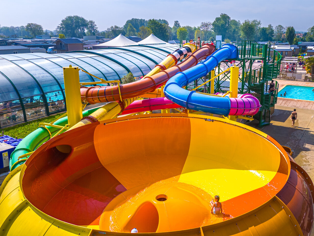 Gigantische waterglijbaan en zwembaden op camping CAPFUN Citadelle de Loustic in Hermanville sur Mer.