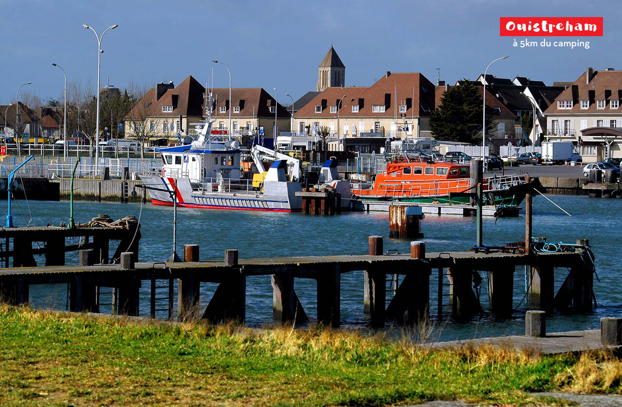 Haven van Ouistreham met reddingsboten en historische gebouwen in Normandi�.