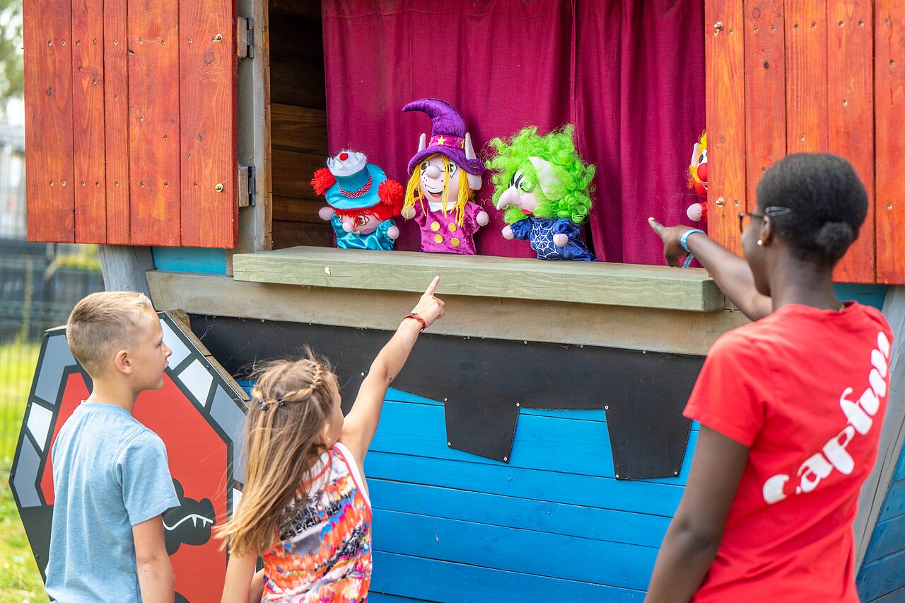 Poppenkastvoorstelling voor kinderen op camping CAPFUN Citadelle de Loustic in Hermanville sur Mer.