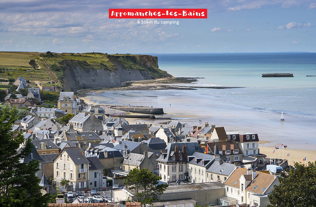 Arromanches-les-Bains, historische kuststad met strand en kliffen in Normandi�.