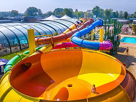 Kleurrijke waterglijbanen en buitenzwembad op camping CAPFUN Citadelle de Loustic in Hermanville sur Mer.