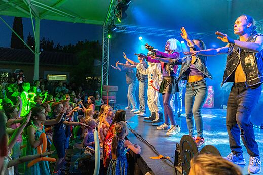 Animatievoorstelling op podium voor kinderen op camping CAPFUN Citadelle de Loustic in Hermanville sur Mer.