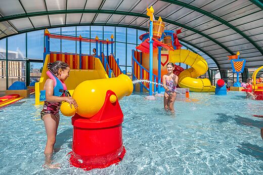 Overdekt waterpark met glijbanen op camping CAPFUN Citadelle de Loustic in Hermanville sur Mer (14).