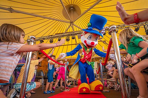 Capfun mascotte en kinderen genieten van animatie op camping CAPFUN Citadelle de Loustic in Hermanville sur Mer.