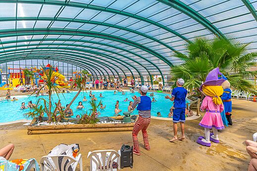 Verwarmd overdekt zwembad, waterattracties en animatie op camping CAPFUN Citadelle de Loustic in Hermanville sur Mer.