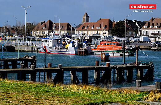 Jachthaven van Ouistreham met boten en typische huizen in Normandi�.