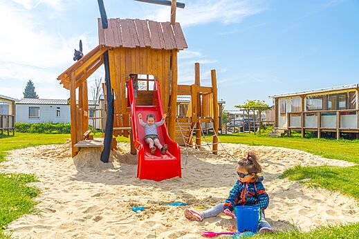 Spelen, glijbaan, kinderen op camping CAPFUN Citadelle de Loustic in Hermanville sur Mer (14).