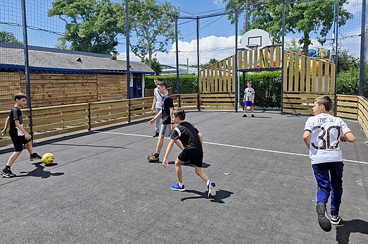 Multisportterrein met kinderen die voetballen op CAPFUN Citadelle de Loustic.