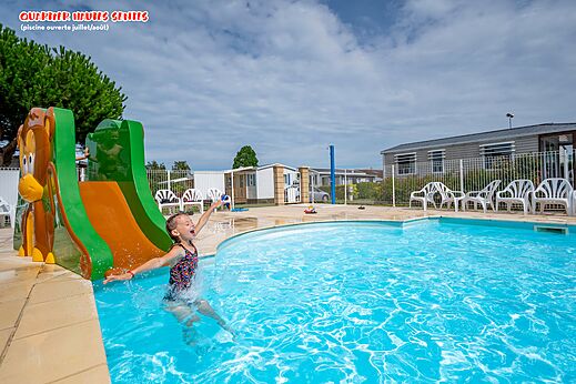 Kindertobogan en buitenzwembad op camping CAPFUN Citadelle de Loustic in Hermanville sur Mer.