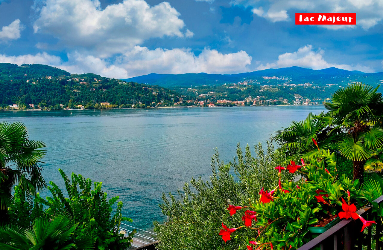 Panoramisch uitzicht op het Lago Maggiore, groene bergen en Italiaanse dorpen.