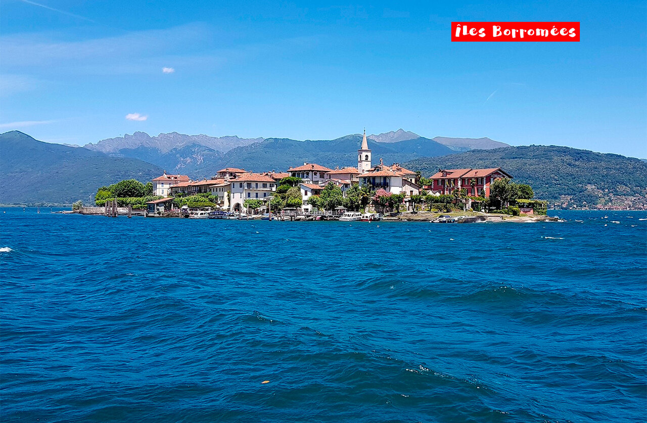 Borrome�sche Eilanden, schilderachtige dorpen op Lago Maggiore met bergen op achtergrond.