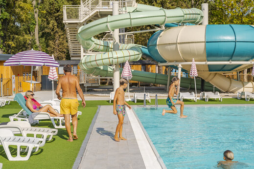 Waterglijbanen en buitenzwembad, CAPFUN Citta di Angera, Angera VA (21).