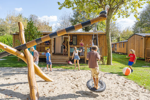 Speeltuin met schommel en kinderen voor stacaravans op camping CAPFUN Citta di Angera in Angera VA (21).