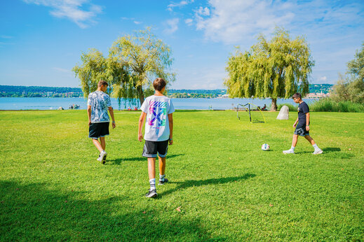 Grasrijk sportveld voor voetbal op camping CAPFUN Citta di Angera in Angera VA (21).