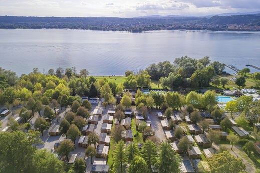 Stacaravans, meer en luchtfoto op camping CAPFUN Citta di Angera in Angera VA.