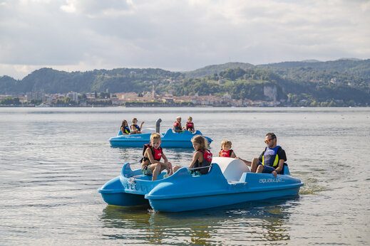 Families op waterfietsen op het meer, camping CAPFUN Citta di Angera.