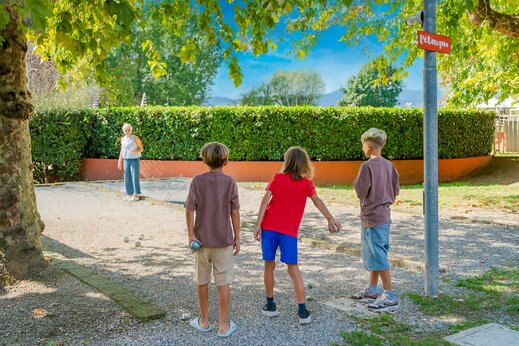 Petanquebaan met spelende kinderen op camping CAPFUN Citta di Angera in Angera VA.
