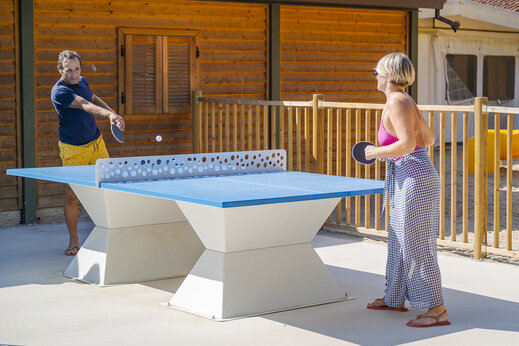 Buiten tafeltennistafel voor volwassenen op camping CAPFUN Citta di Angera VA.
