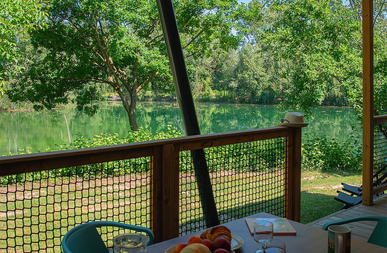 Terras van accommodatie met uitzicht op meer op camping CLICOCHIC Au Clair Ruisseau in Gerstheim.