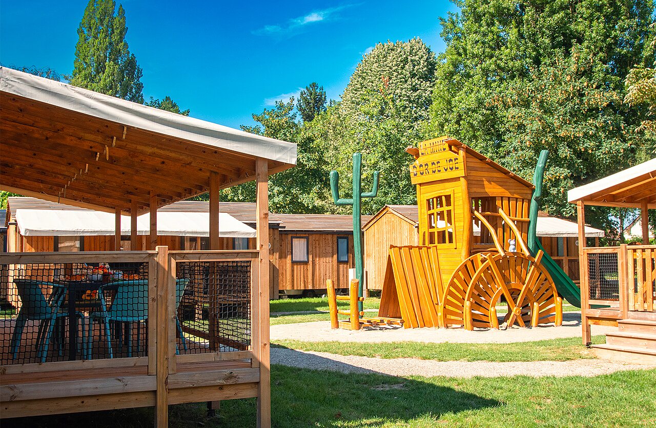Western speeltuin en accommodatieterras op camping CLICOCHIC in Gerstheim (67).