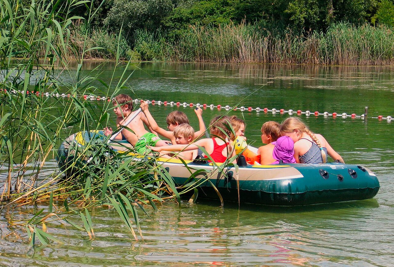 Wateractiviteiten, kinderen in boot op camping CLICOCHIC in Gerstheim (67).