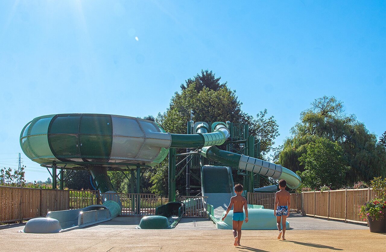 Groot waterglijbaancomplex op camping CLICOCHIC Au Clair Ruisseau in Gerstheim (67).