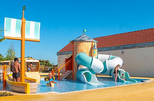 Waterglijbanen en waterspellen op camping CLICOCHIC Au Clair Ruisseau.