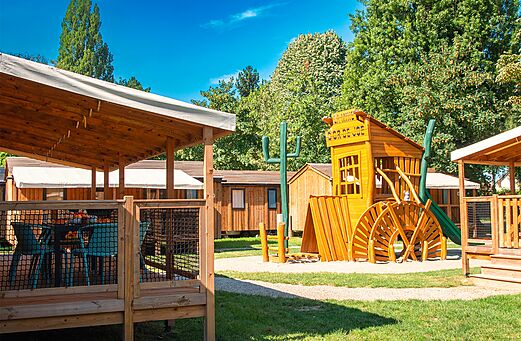 Houten speeltuin, glijbaan en hut op camping CLICOCHIC in Gerstheim (67).