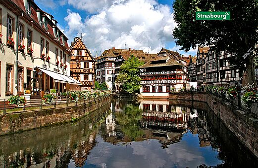 Historische wijk Petite France in Straatsburg, Elzas, met grachten en vakwerkhuizen.