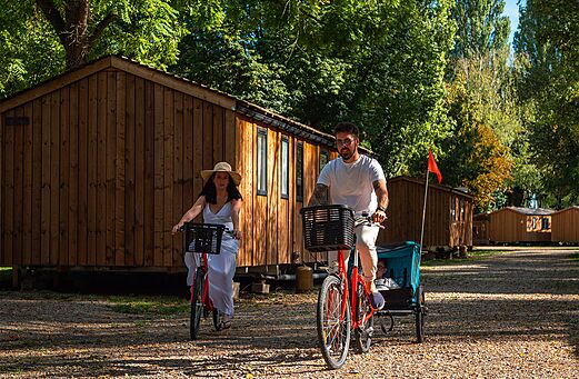 Fietsend stel met kind, Mobil-homes op camping CLICOCHIC in Gerstheim (67).