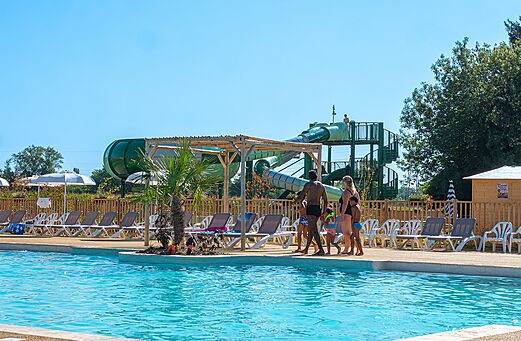 Zwembad en reuzenglijbaan op camping CLICOCHIC Au Clair Ruisseau in Gerstheim.