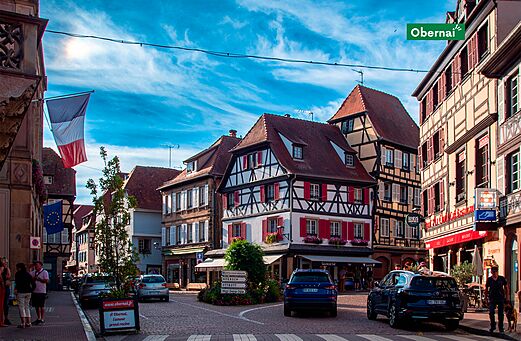 Schilderachtige straat met vakwerkhuizen in Obernai, toeristische stad in de Elzas.