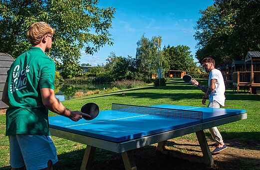 Tafeltenniswedstrijd op buitentafel op camping CLICOCHIC in Gerstheim (67).