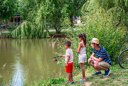 Vissen met familie op camping CLICOCHIC Au Clair Ruisseau in Gerstheim (67).